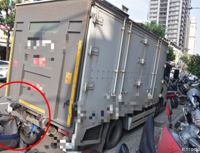 快訊／高雄警抓車手殉職！騎車撞違停貨車身亡　同仁哀痛不捨