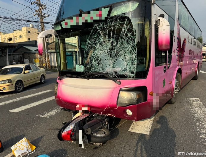 快訊／高雄遊覽車路口撞雙載機車　擋風玻璃碎了！阿公阿嬤倒地