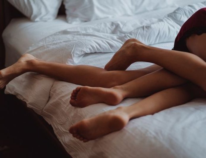 愛愛快高潮突「腦袋炸裂」！他趴床邊喘氣　醫列5病因：恐中風了