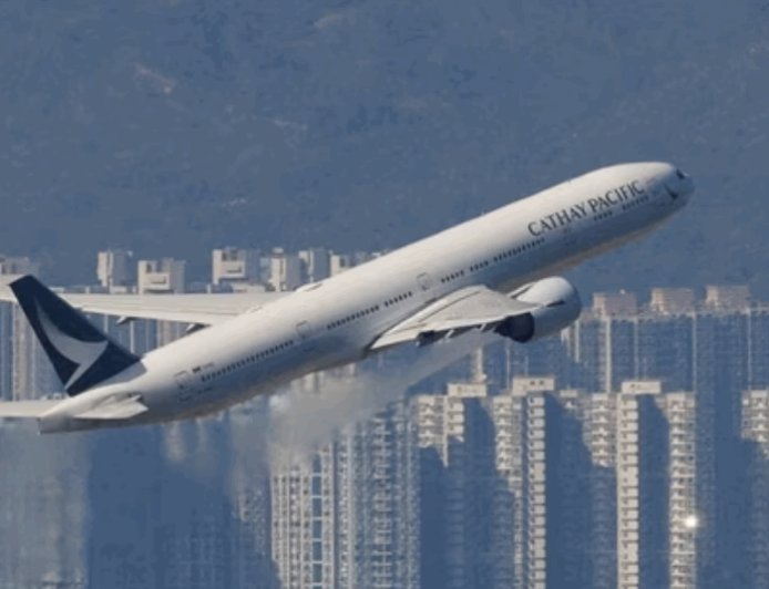 国泰航空跨洋航班上一位乘客欲开舱门 被机组制服