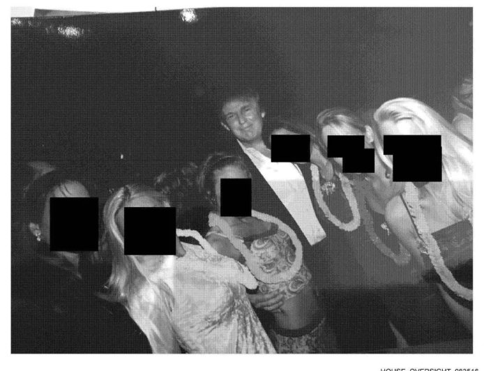 民主党公开92张照片 揭示特朗普等权贵与爱泼斯坦关系