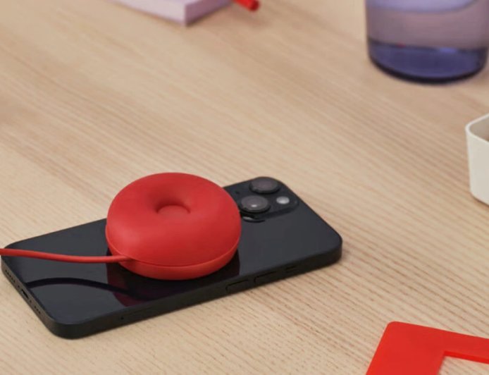 宜家发布 VASTMARKE Qi2 无线充电器：甜甜圈造型、自带“线缆隐身术”