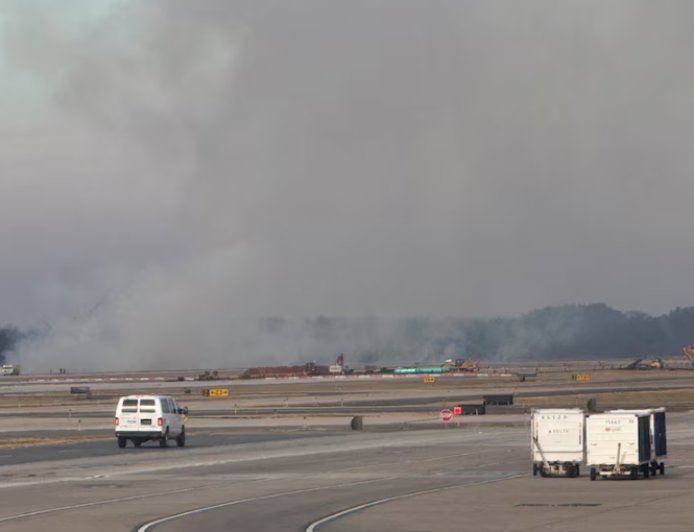 美一波音777客机起飞后发动机起火 迫降时引燃机场灌木丛