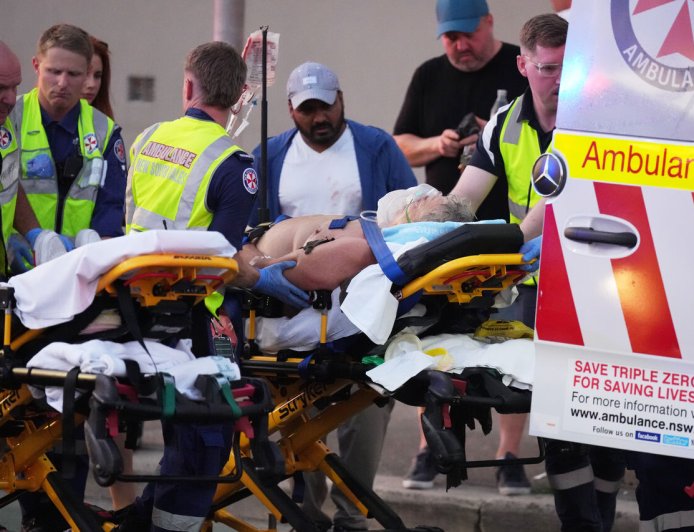 快訊／澳洲海灘槍擊10死！2槍手朝人群開槍　路人奪槍畫面曝光