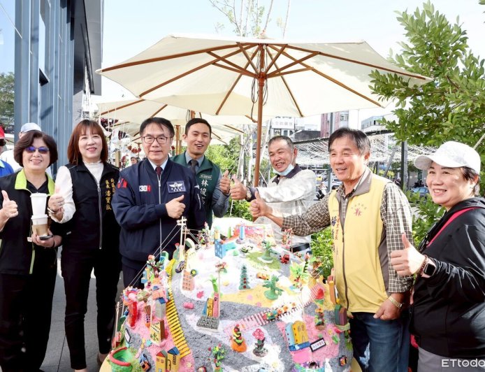 台南北區公所化身聖誕老公公　黃偉哲感謝各界齊力送暖弱勢學童