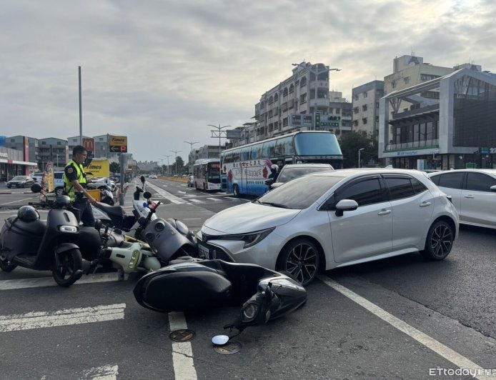 快訊／高雄白車搶快左轉遭撞飛！待轉區4機車6人慘遭波及
