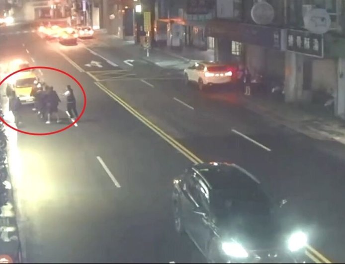 新北2派人馬KTV門口爆衝突！他比中指遭痛毆　6煞送辦