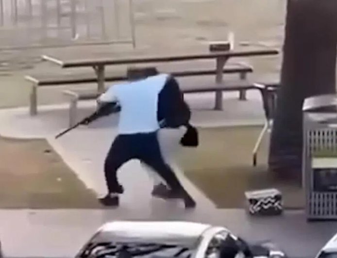 邦迪滩枪击案：水果店老板勇夺枪 被誉为英雄