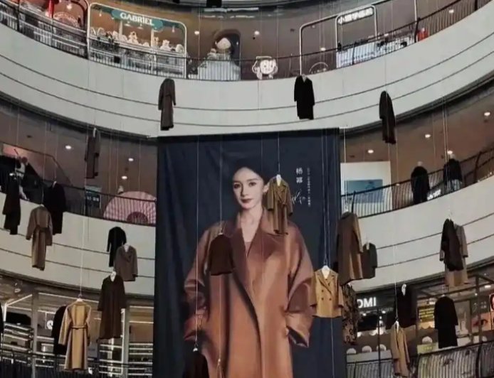上海一商场悬空挂数十件大衣+杨幂海报 被指气氛诡异骇人