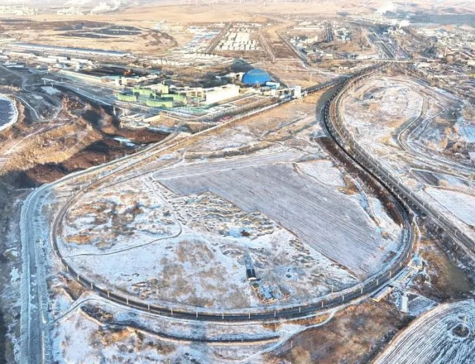 中国110节超长火车在“灯泡线”上不停绕圈 时速仅1公里