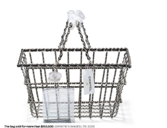 香奈儿“异形包”拍出百万成交价 网友：这不就是超市购物篮？