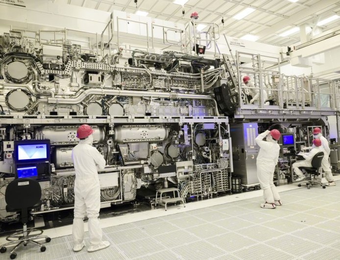 英特尔代工携手 ASML 完成首台“二代”High NA EUV 光刻机验收测试