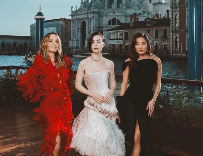 《艾蜜莉在巴黎》宣傳行宛如時裝秀　莉莉柯林斯蕾絲睡衣風吸睛