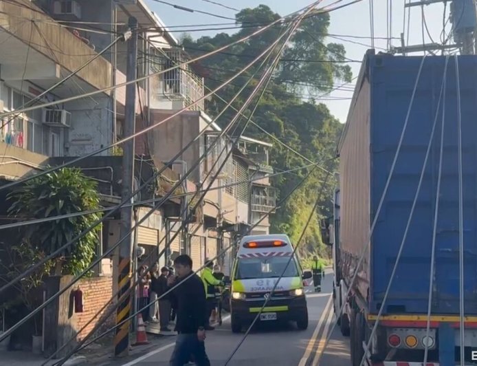 三峽貨櫃車扯倒電桿！砸傷女騎士送醫　「790戶停電」台電搶修中