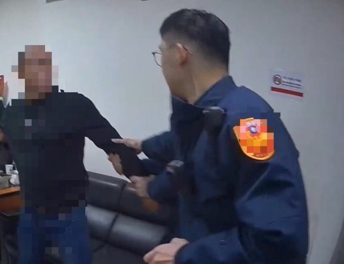 嫌結帳慢狂毆超商店員！追急診室胡鬧還辱警　臨時工犯4罪慘了