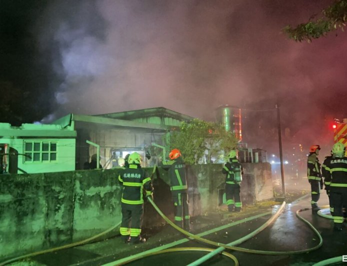 花蓮鐵皮工廠火警！疑鋰電池充電釀禍　屋主「聞塑膠味」驚見起火