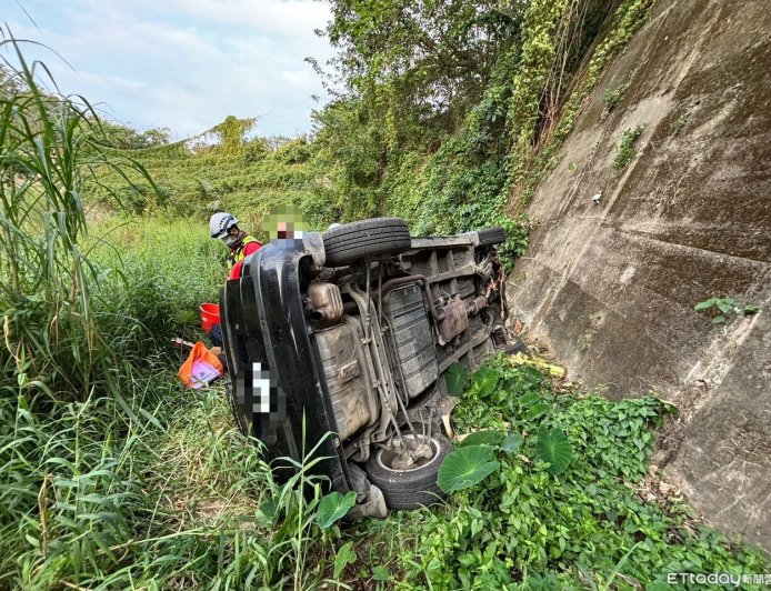 台13線轎車自撞飛墜5樓高溪床　女駕駛左手脫臼吊掛急送醫
