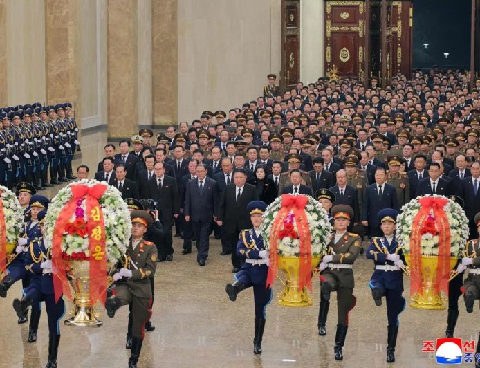 金正日去世14周年 金正恩参谒锦绣山太阳宫