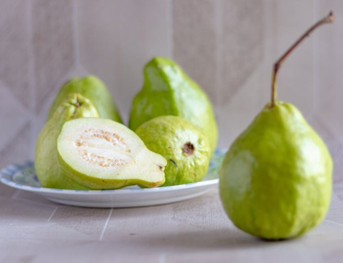 芭樂是維生素C之王！營養師提醒：「3種人」別吃芭樂籽