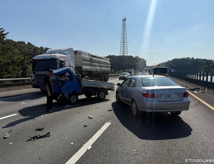 國3關廟段車禍！小貨車突失控翻覆撞3車　駕駛受傷送醫