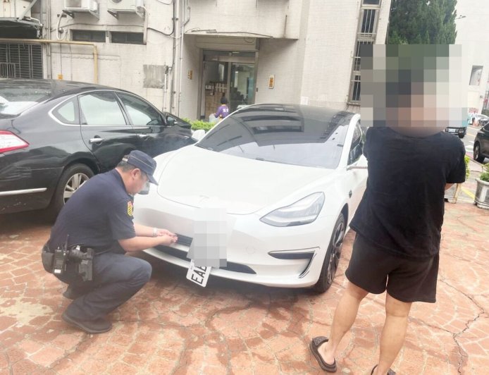 難逃AI法眼！特斯拉掛「真號假牌」、賓士掛「假試車牌」被抓