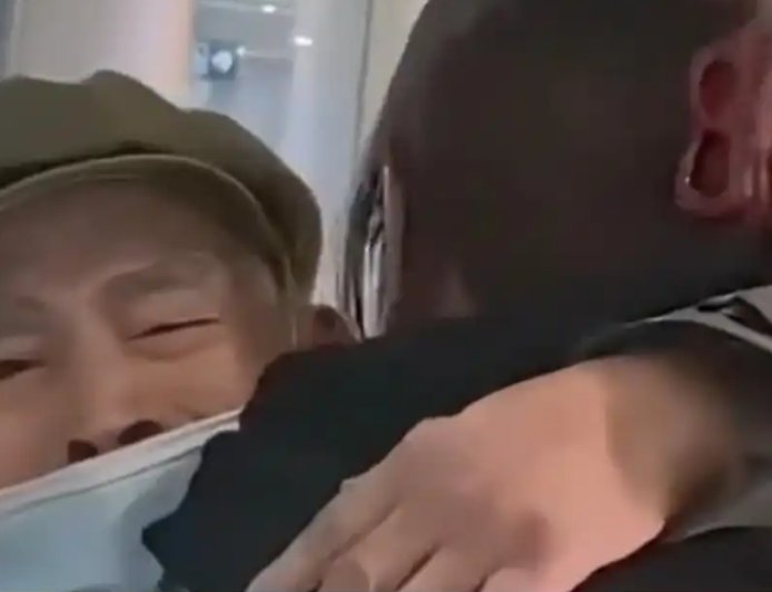 影／88歲爺爺「等盼盼」全網淚崩　接機3次回頭才相認喊：太想妳