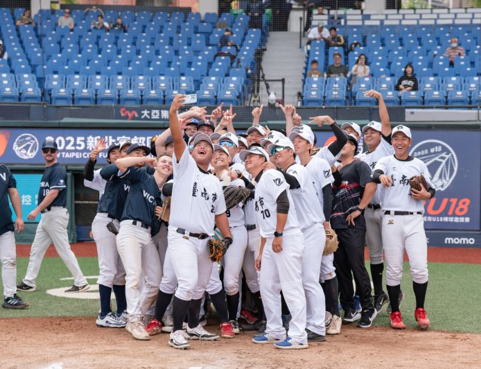 新北U18／與外隊「開群聊」裁判也加入　許峰穎努力講英文Welcome