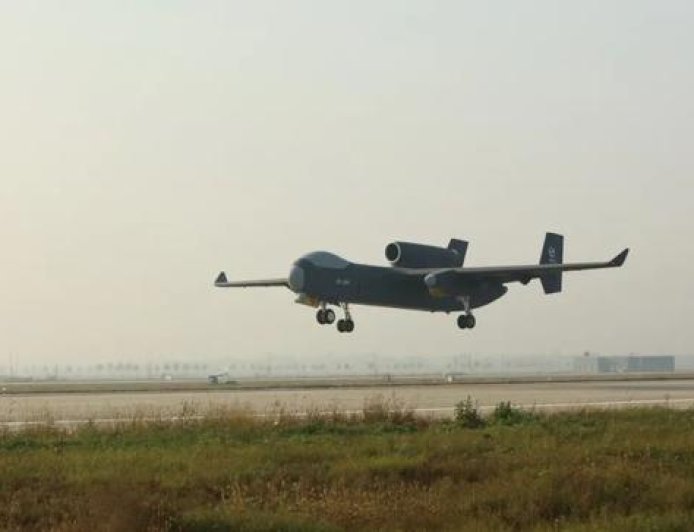 比歼10还大？九天无人机首飞成功，一机300架巡飞弹成关岛清道夫