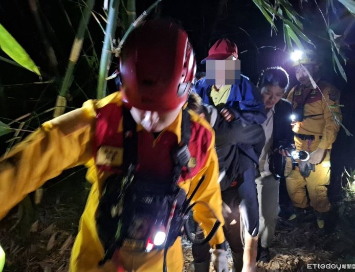 基隆阿嬤採竹筍失聯！入夜受困七堵山區　警消摸黑火速救援下山