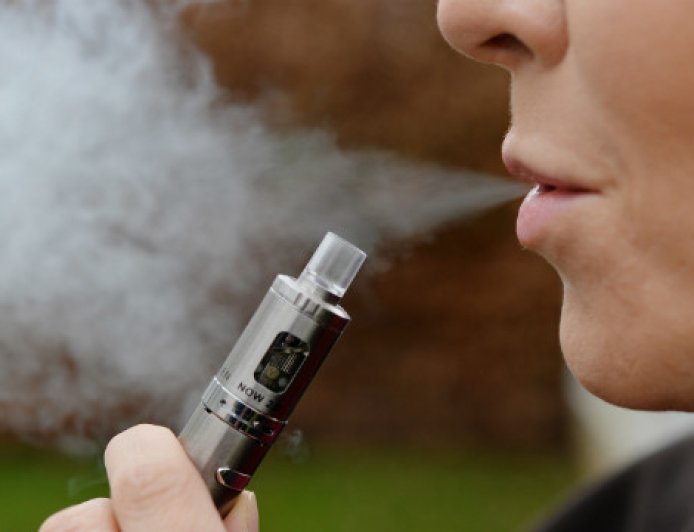 26歲台男在新加坡被逮！　持「喪屍煙彈」撤銷工作證遣返