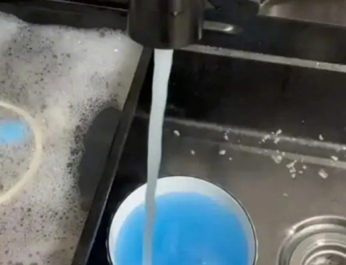 贵州一小区出现蓝色自来水 官方通报：情况属实 正应急处理