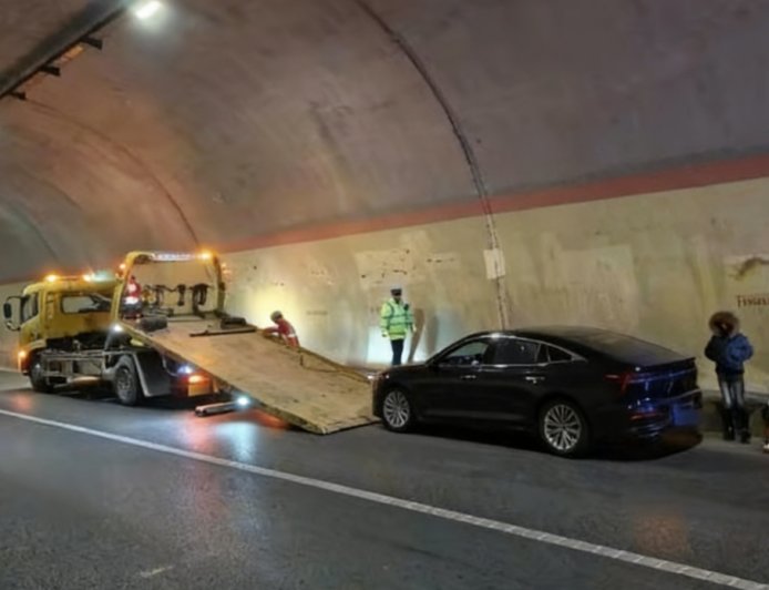 轿车高速上定速巡航、刹车失灵 油箱跑空才停下？博主质疑不可能