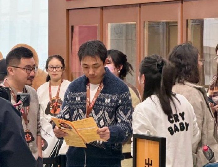 泡泡玛特王宁现身遭喊话：“回购一些股票吧，跌成狗了”