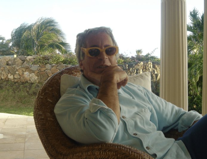 美司法部再公开两批爱泼斯坦案文件，超550页被涂黑，克林顿被大量提及