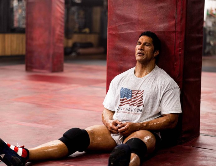 《重擊人生》震撼金球獎 巨石強森、艾蜜莉布朗強勢問鼎演技大獎