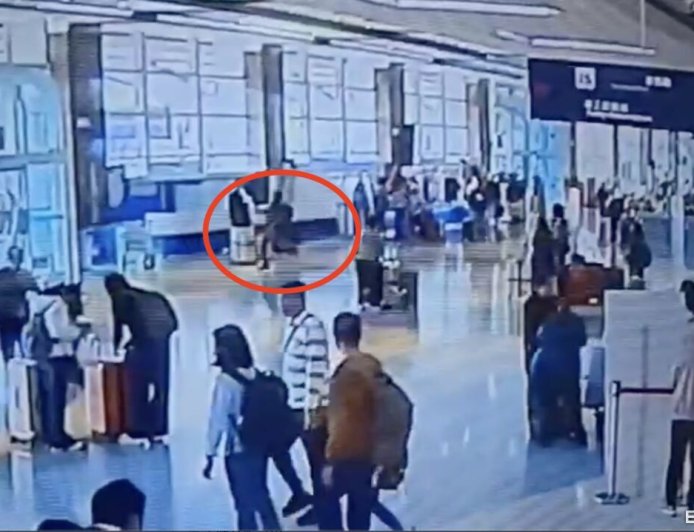 拒檢逃逸畫面曝！外籍男疑攜毒入境　逃出小港機場航廈被壓制