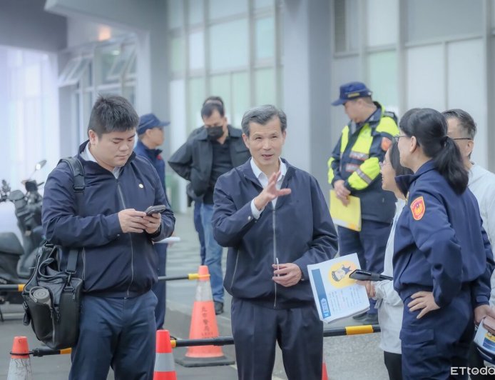 張文網購裝備清單曝　煙霧彈花4萬8！臉書沒朋友LINE僅2聯絡人