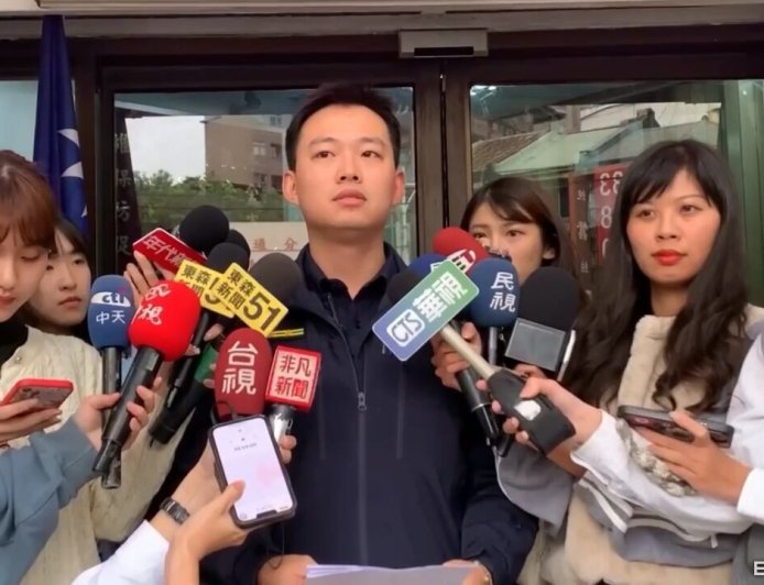 警遭質疑追張文裝備不足　所長哽咽：同仁下班來不及領就到現場