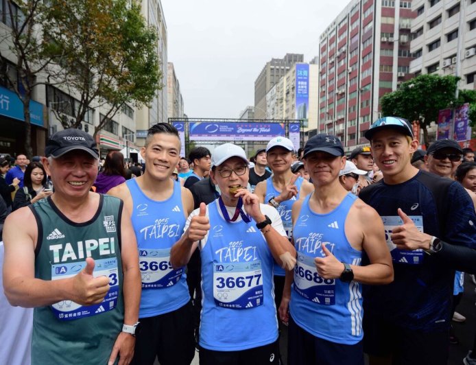 蔡明忠董事長連12年挑戰半馬！富邦金控「有志一同」員工志工團守護台北馬