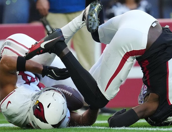 Cardinals' wide receiver makes incredible circus catch for touchdown