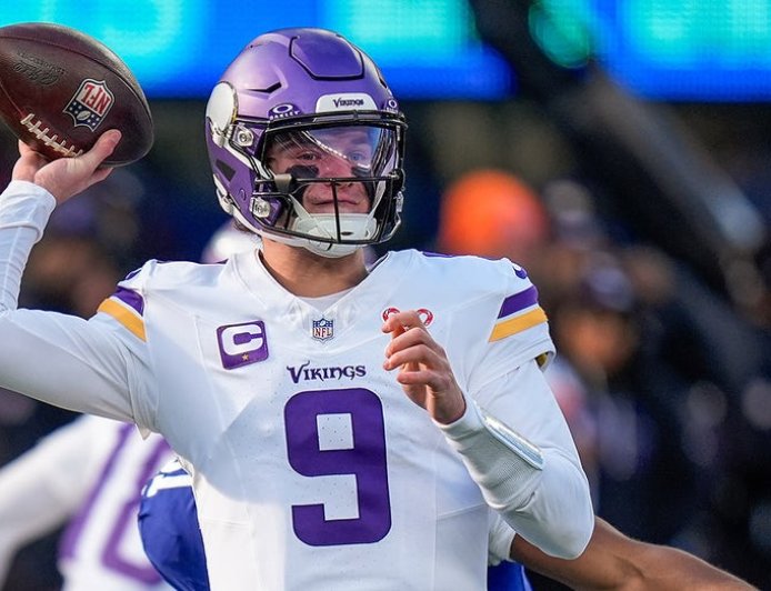 Vikings star leaves game after suffering hand injury during turnover