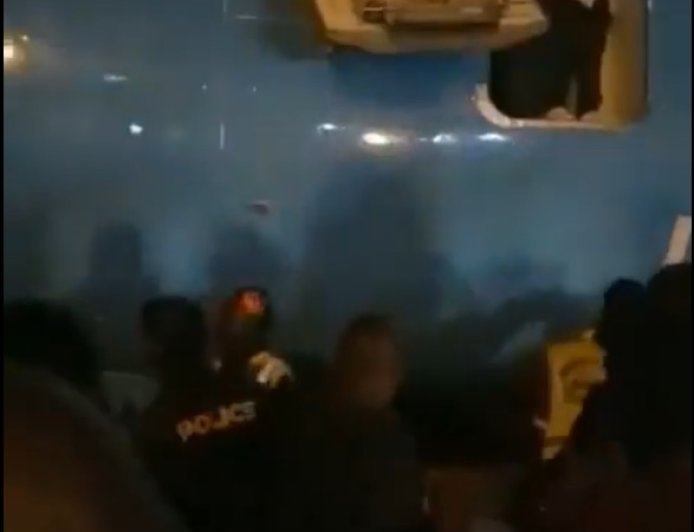 国外一机场未能提供升降梯 乘客被迫从3米高舱门“跳机”