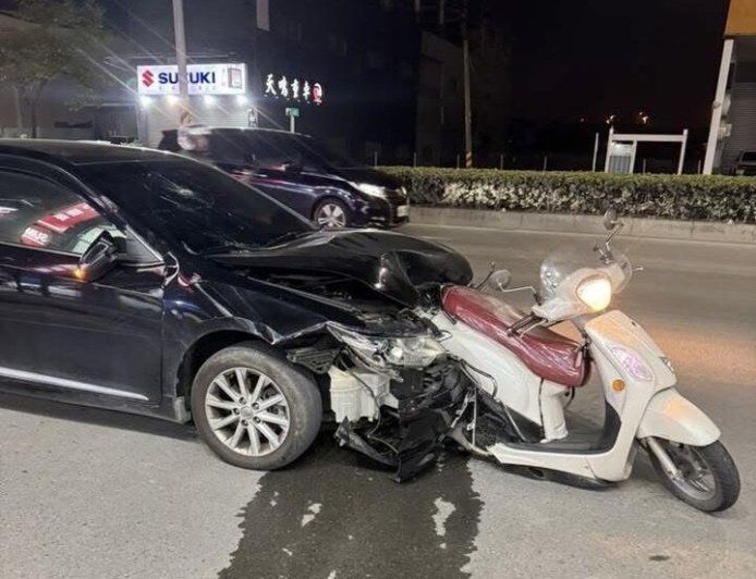 高雄轎車連環撞2車！一路沒剎車「機車卡進車頭」　3人傷送醫