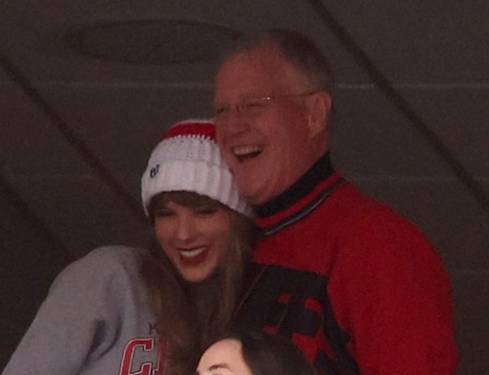 Taylor Swift Donates $1M to American Heart Association After Dad’s Surgery