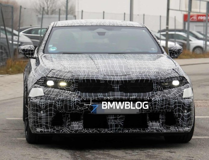 新款宝马 M5 原型车谍照曝光：前脸双肾格栅、大灯焕新