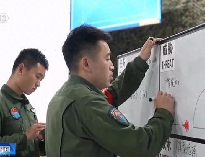 阵风也配？实战被歼10CE虐的印度“阵风”，竟成解放军歼16假想敌