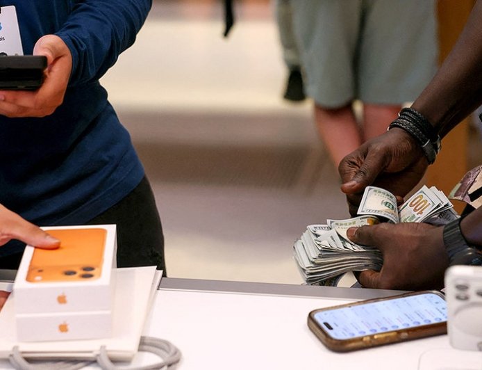 New iPhone scam tricks owners into giving phones away