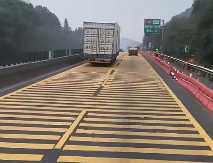 湖南一高速路设置数公里减速带 当地交警：出于施工安全考虑