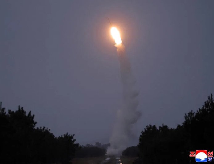 抗议美核潜艇停靠釜山 朝鲜称将采取应对措施