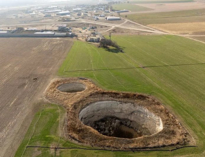 农田塌陷 土耳其惊现近700个天坑